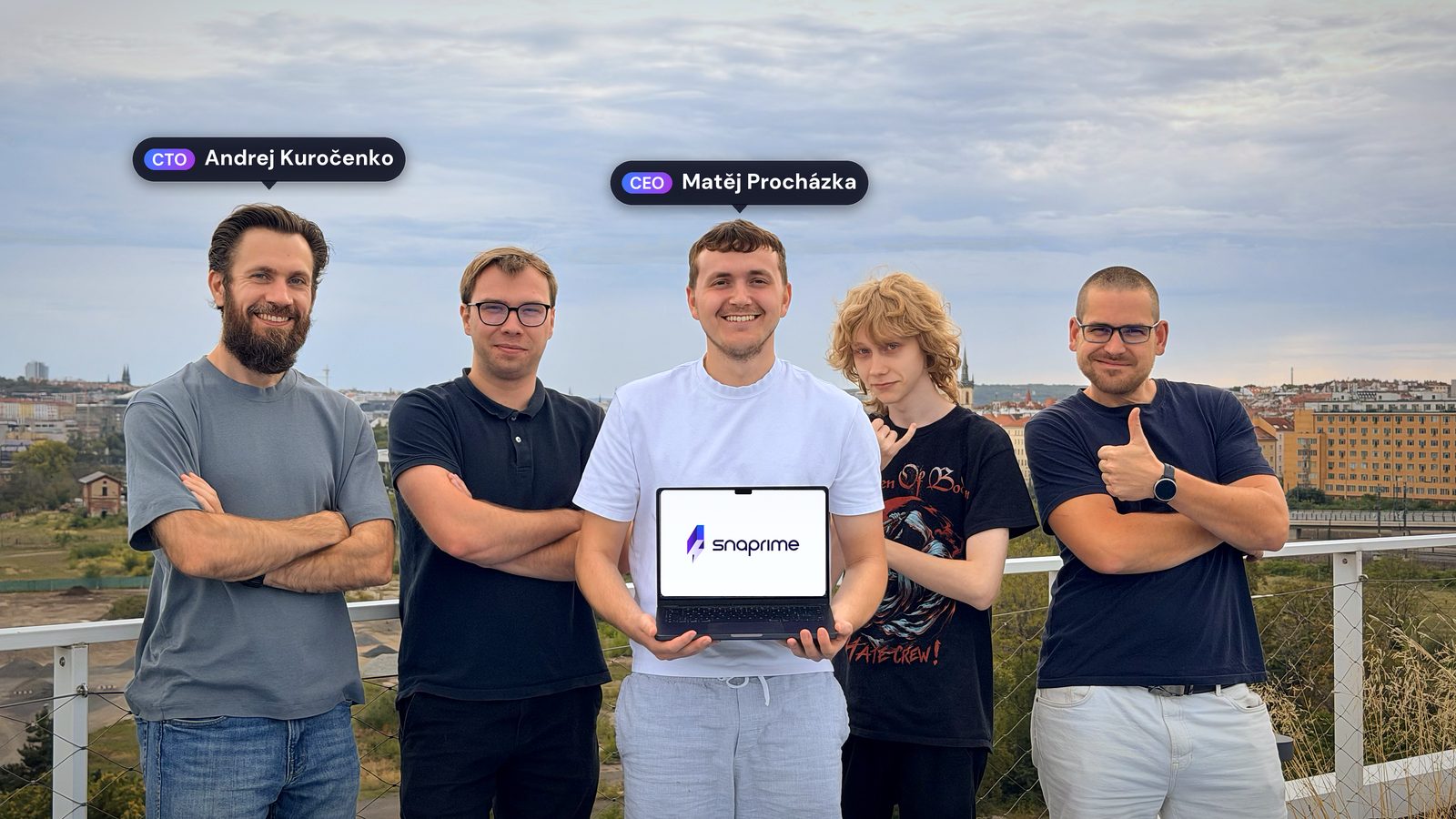 Tým Snaprime: CEO Matěj Procházka s notebookem s logem Snaprime, vlevo CTO Andrej Kuročenko